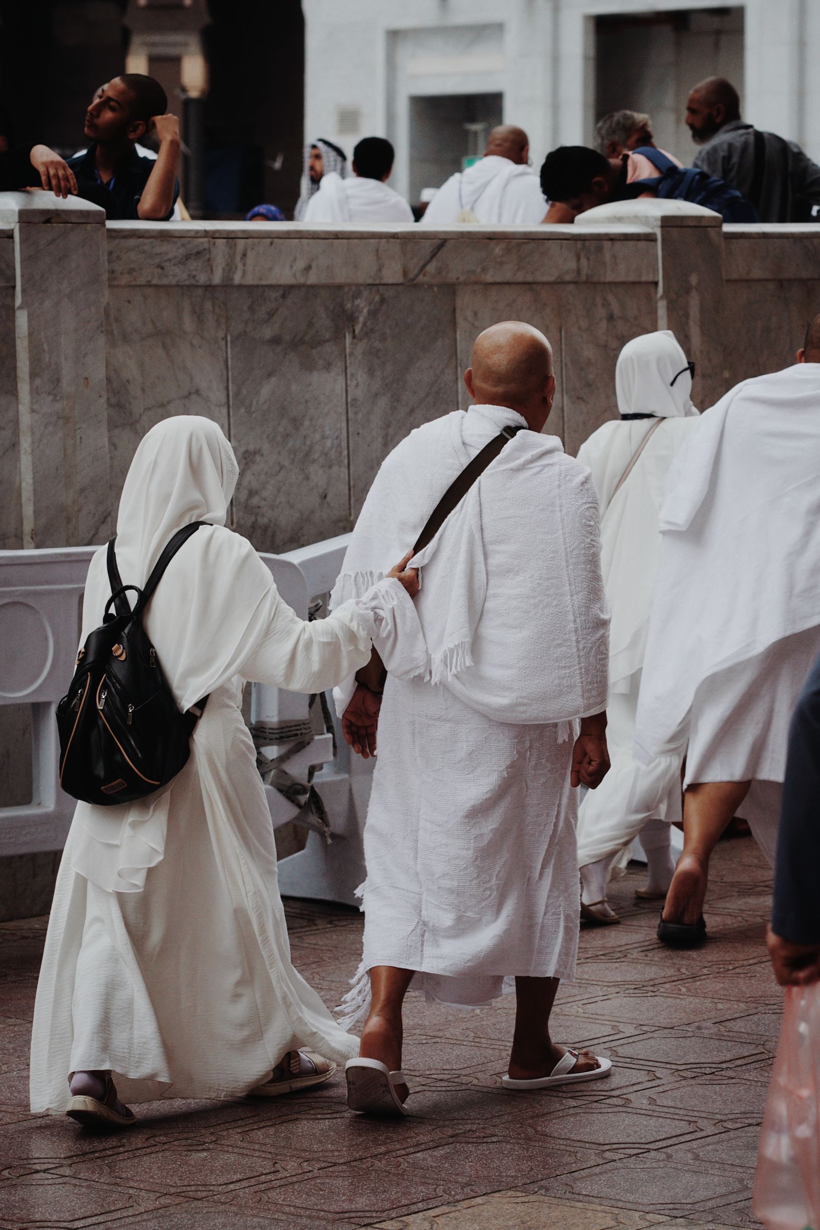 Pilgrims in ihram travelling towards Makkah after passing the miqat